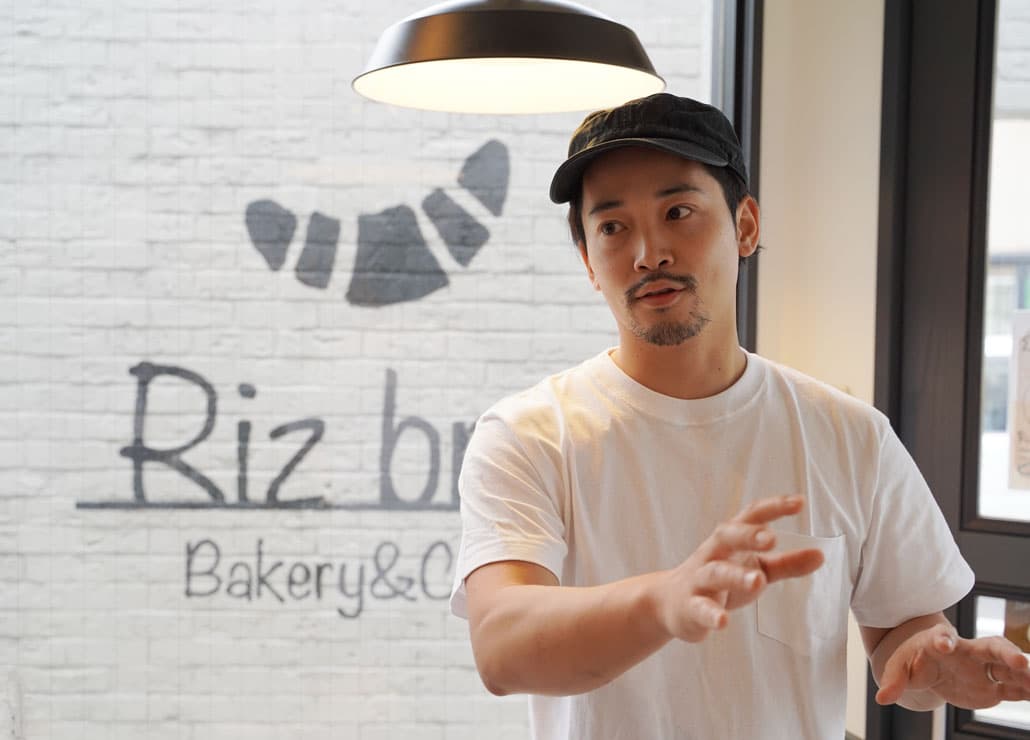 リ・ブランを営む大川。店内で話をする様子