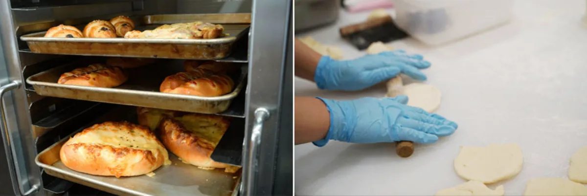 焼き上がったパンをオーブンから取り出す製造現場